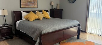 Private Parking, Pet Friendly, Quite Neighborhood close to Emporia State.