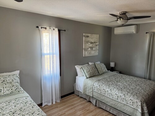 Private Parking, Pet Friendly, Quite Neighborhood close to Emporia State.