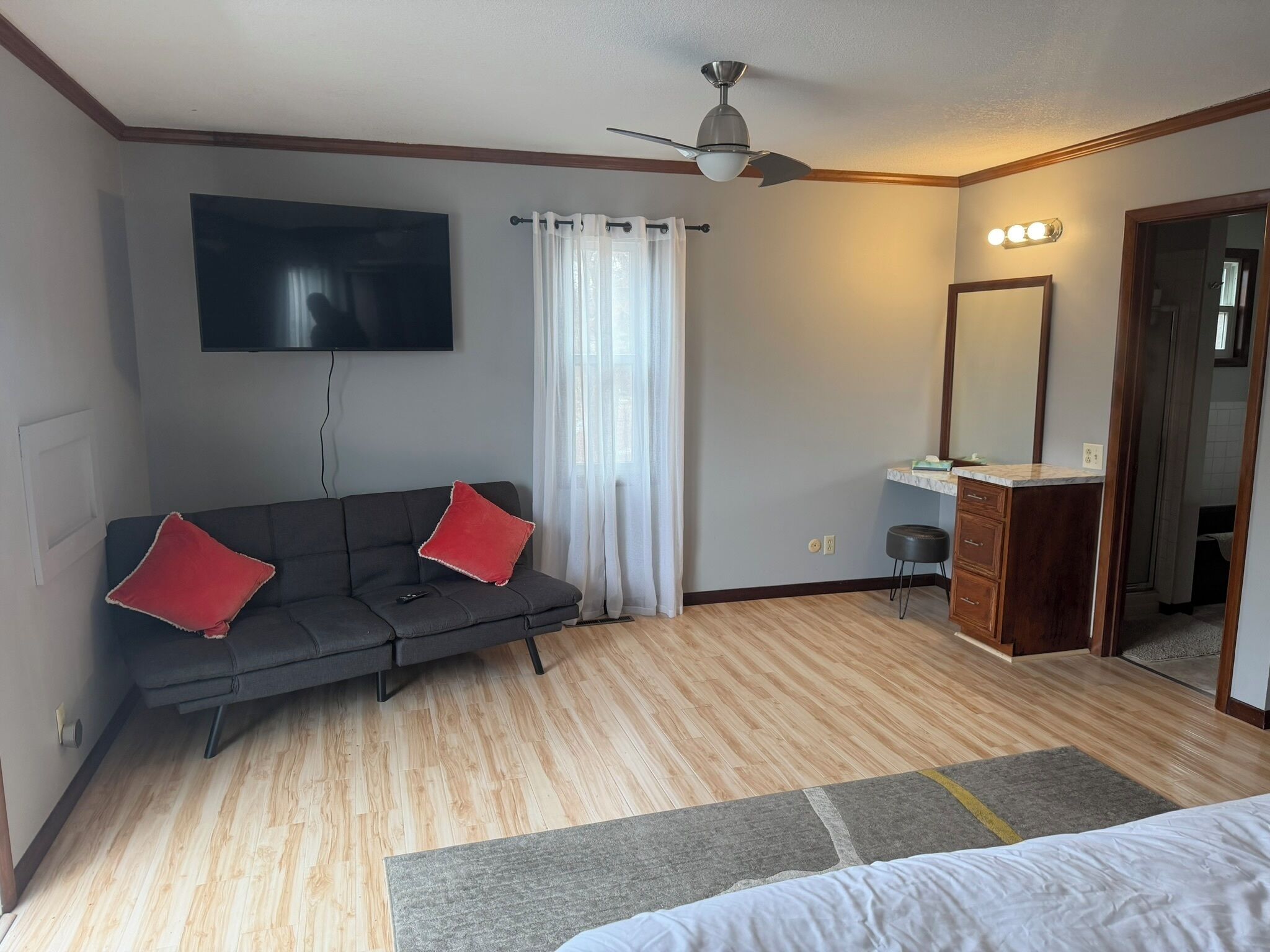 2 bedrooms, iron/ironing board, WiFi, bed sheets