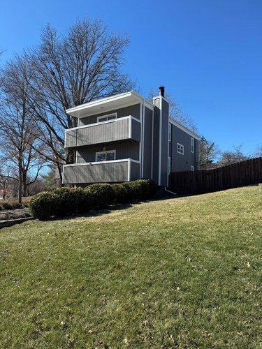 Private Parking, Pet Friendly, Quite Neighborhood close to Emporia State.