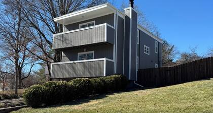 Private Parking, Pet Friendly, Quite Neighborhood close to Emporia State.