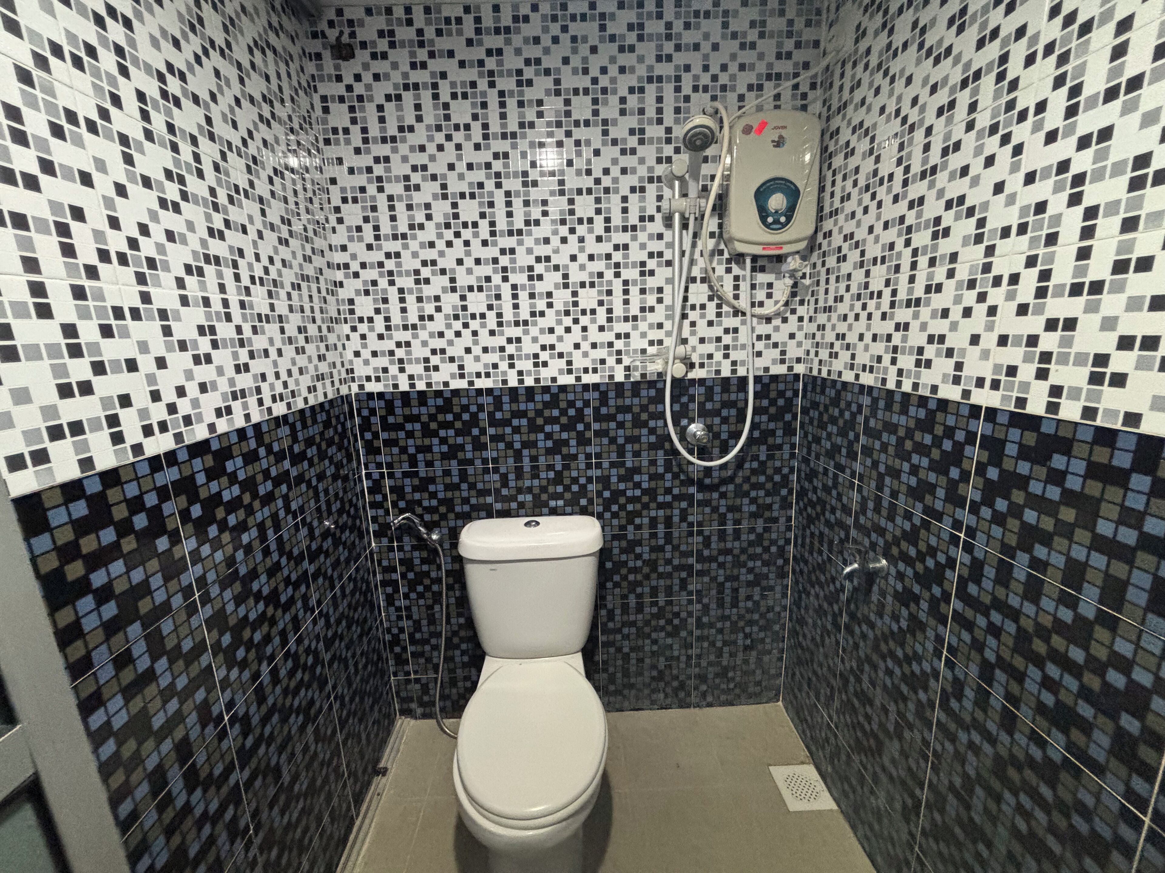 Deluxe Single Room | Bathroom | Shower, towels, soap, shampoo