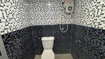 Deluxe Single Room | Bathroom | Shower, towels, soap, shampoo