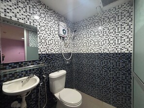 Deluxe dubbelrum | Badrum | Dusch, handdukar, tvål och schampo