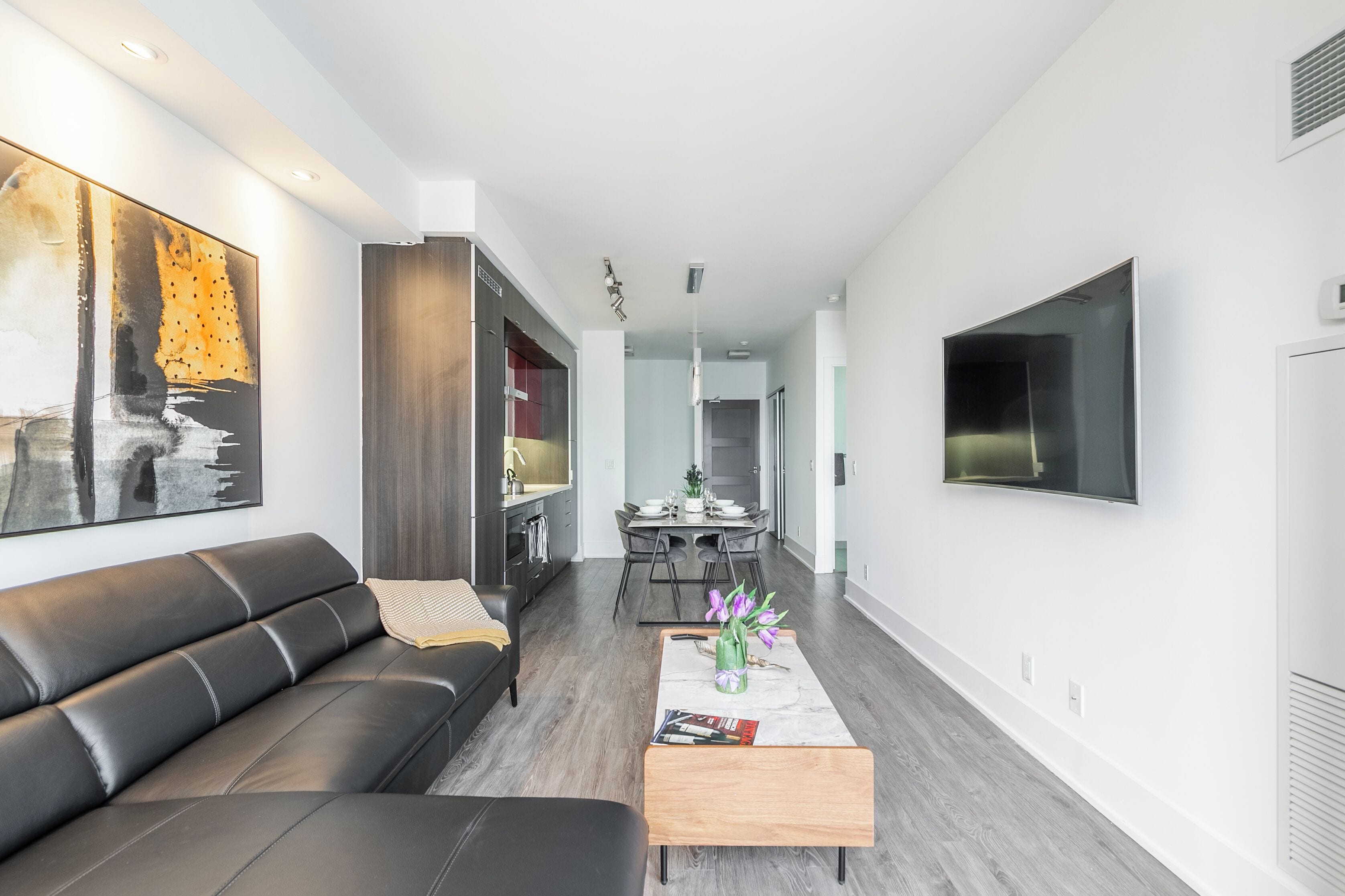 Apartamento empresarial, vista para a cidade | Área de estar | Smart TV 65 polegadas com canais digitais