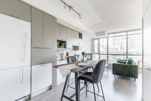 Basic Studio, City View | Private kitchen