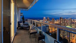 A balcony with a city view, outdoor seating, and a railing. - Aera Toronto - The Entertainment District (Toronto)