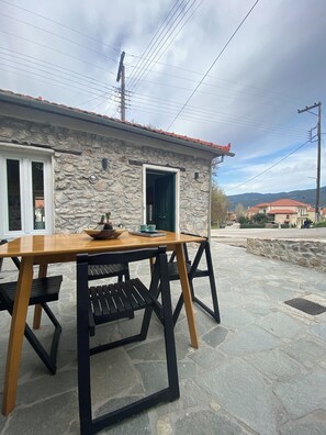 Outdoor dining - VIDO STONE HOUSE (Kalavrita)