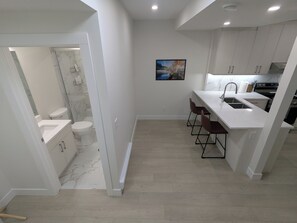 Regadera, toallas, jabón, papel de baño