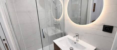 Shower, hair dryer, towels, shampoo