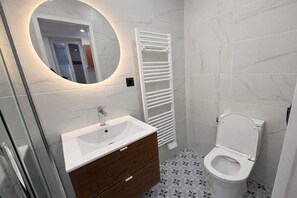 Shower, hair dryer, towels, shampoo - Sejour Confort aux Portes de Paris - 4P (Aubervilliers)