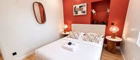 1 dormitorio, tabla de planchar con plancha, wifi y ropa de cama