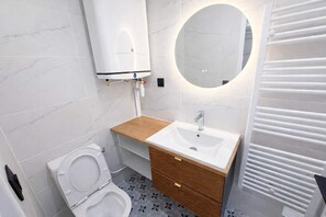 Shower, hair dryer, towels, shampoo - Appartement Moderne Proche Paris Aubervilliers 4P (Aubervilliers)