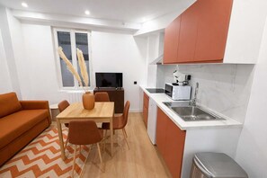 Fridge, microwave, stovetop, coffee/tea maker - Appartement Moderne Proche Paris Aubervilliers 4P (Aubervilliers)