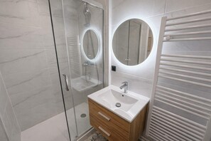 Shower, hair dryer, towels, shampoo - Charmant 2P Moderne a Aubervilliers - 4P (Aubervilliers)