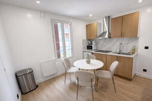 Réfrigérateur, micro-ondes, plaque de cuisson, cafetière/bouilloire