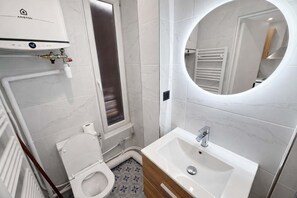 Shower, hair dryer, towels, shampoo - Appartement Cosy a Aubervilliers - 4P (Aubervilliers)