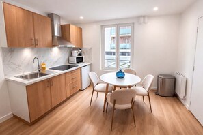 Fridge, microwave, stovetop, coffee/tea maker - Appartement Cosy a Aubervilliers - 4P (Aubervilliers)
