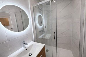 Shower, hair dryer, towels, shampoo - Appartement Cosy a Aubervilliers - 4P (Aubervilliers)