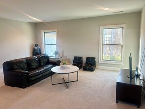 Living area - World Cup Retreat Close to Trilith & Training Center - Pool/Golf Cart included. (Peachtree City)