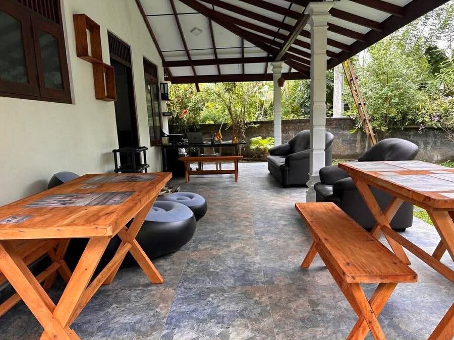 Asrama Umum, patio | Area keluarga