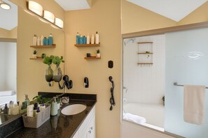 Shower, jetted bath, hair dryer, towels - Modern Retreat in the Heart of North Dallas (Dallas)