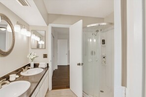 Shower, jetted bath, hair dryer, towels - Modern Retreat in the Heart of North Dallas (Dallas)