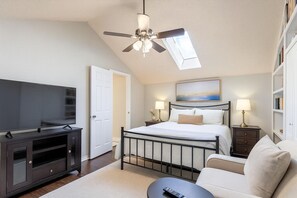 4 bedrooms, iron/ironing board, WiFi, bed sheets - Modern Retreat in the Heart of North Dallas (Dallas)