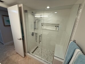 Shower, hair dryer, towels, soap - Cape coral/Fort Myers: First floor condo on wide canal next to Jaycee park (Cape Coral)