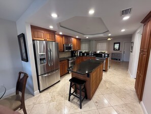 Private kitchen - Cape coral/Fort Myers: First floor condo on wide canal next to Jaycee park (Cape Coral)