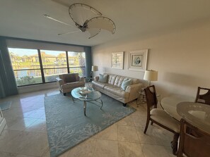 Living area - Cape coral/Fort Myers: First floor condo on wide canal next to Jaycee park (Cape Coral)
