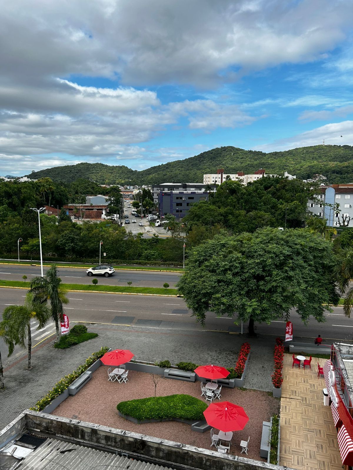 Appartamento Comfort, balcone, vista città | Tende oscuranti, ferro/asse da stiro, Wi-Fi gratuito