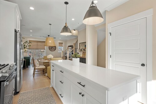 Modern Designer Townhouse in Downtown Greenville - Walk to Main St.