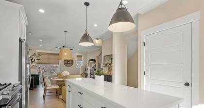 Modern Designer Townhouse in Downtown Greenville - Walk to Main St.