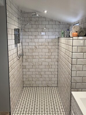 Secador de pelo, toallas, jabón, papel higiénico