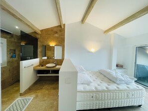 1 bedroom, bed sheets - 🌅 ST CLAIR  LAVANDOU  EXCEPTIONAL PENTHOUSE  TOP FLOOR  180° PANORAMIC SEA VIEW (LE LAVANDOU)