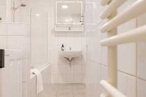 Hair dryer, towels, soap, toilet paper - Neo Apartments - Modern 2-room apartment - free parking (Rastatt)