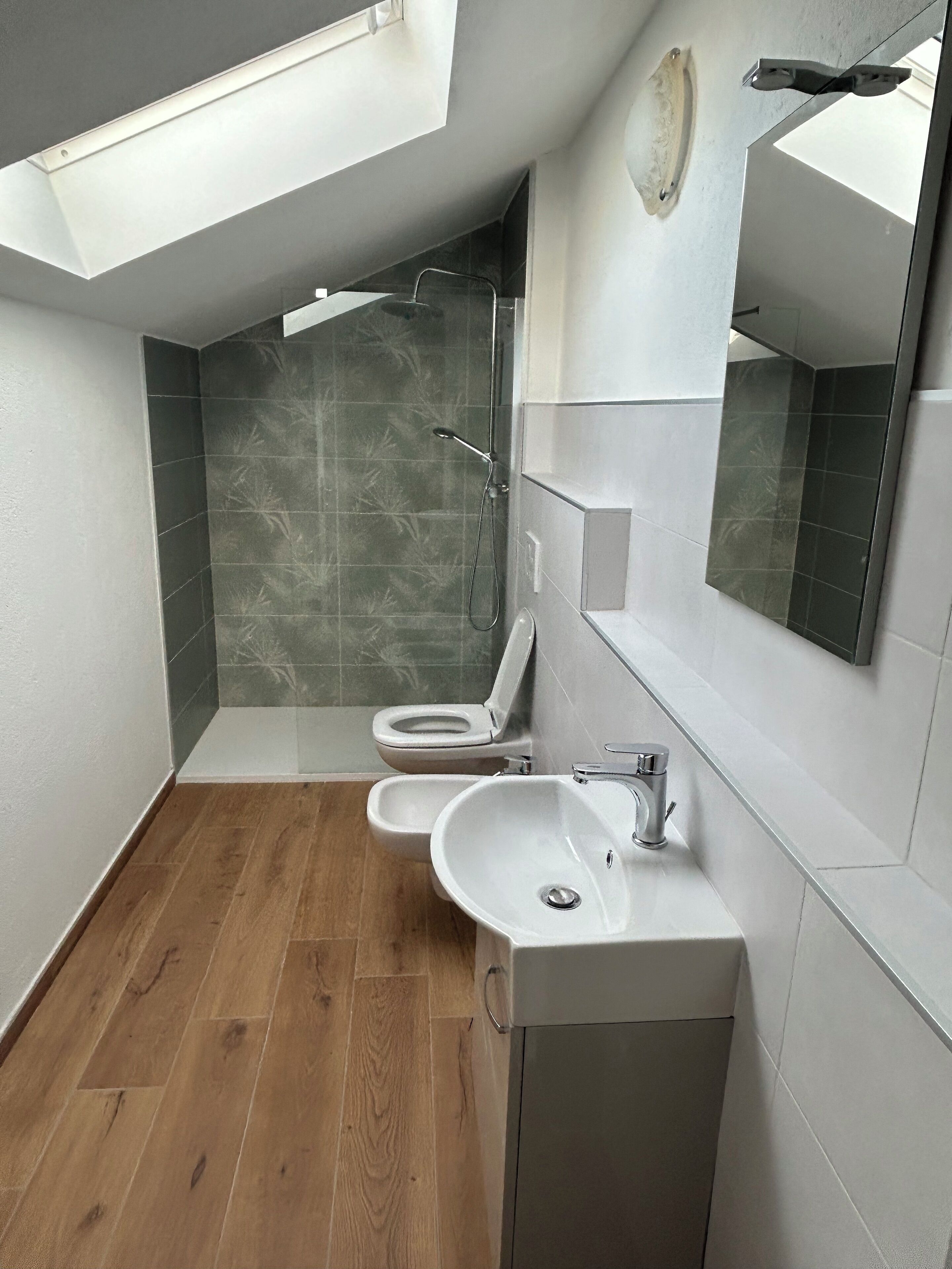 Douche, sèche-cheveux, bidet, serviettes fournies