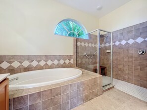 Hair dryer, towels, soap, toilet paper - Butterfly House – Organic Garden Retreat in Popular Golf Community (Sarasota)