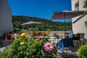 House | Outdoor dining