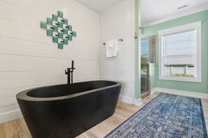Séchoir à cheveux, serviettes fournies, savon, papier de toilette