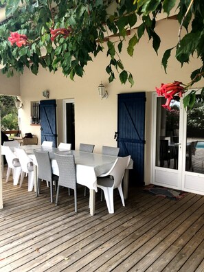 Outdoor dining - Vardiola by Pinarello Villa Services (Sainte-Lucie de Porto-Vecchio)