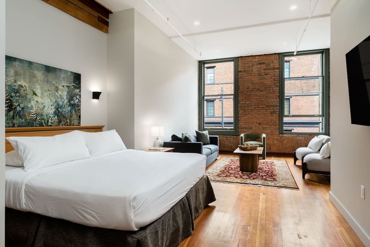 Signature Loft | Free WiFi