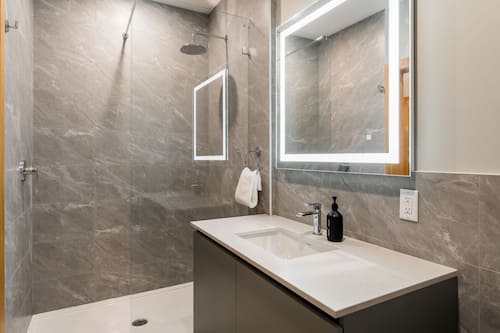 Loft Deluxe | Baño | Ducha, secador de pelo, toallas y jabón