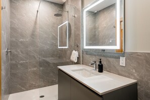Ducha, secador de pelo, toallas, jabón