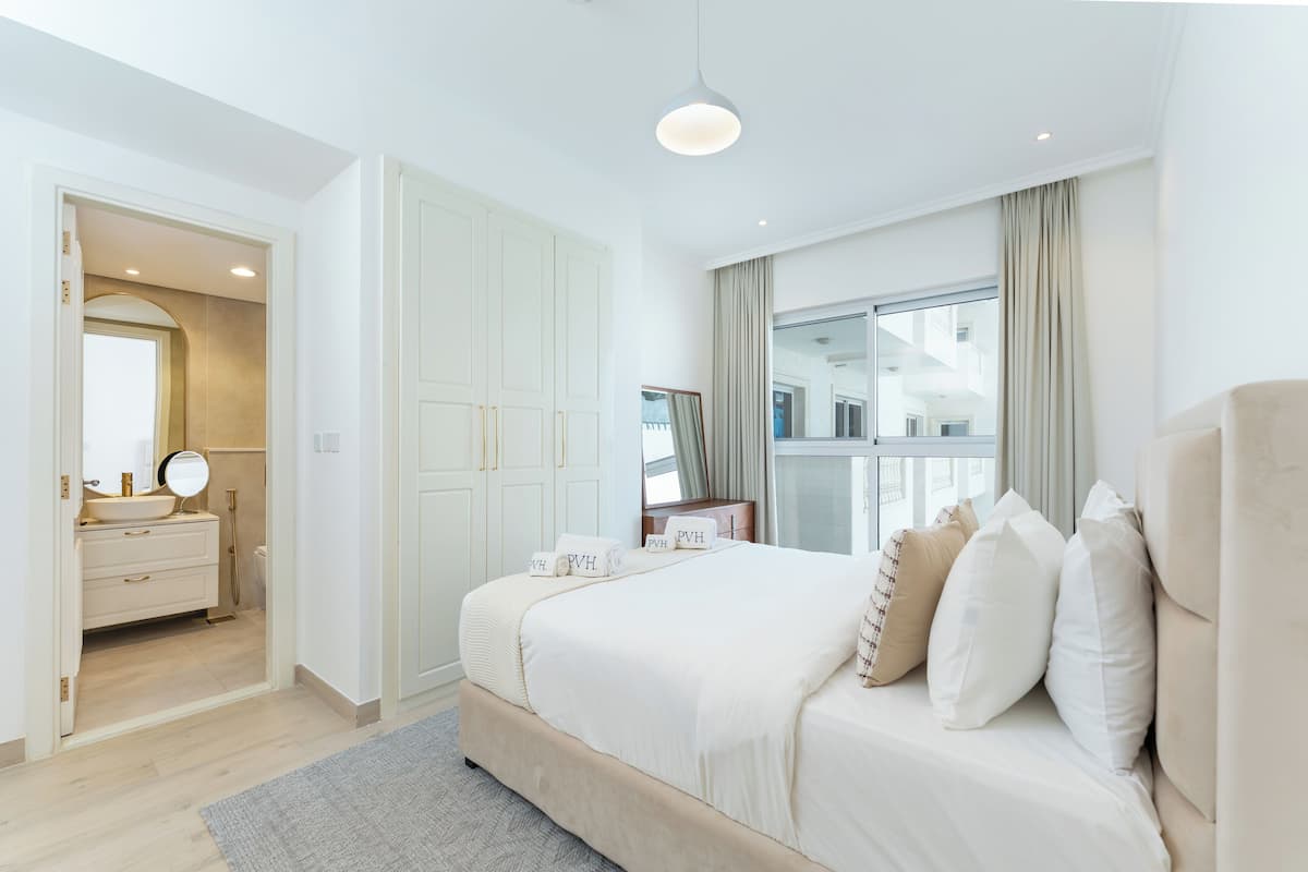 尊爵公寓, 1 張特大雙人床, 空調, 泳池景觀 | 客房內保險箱、遮光布/窗簾、隔音、熨斗/熨衣板