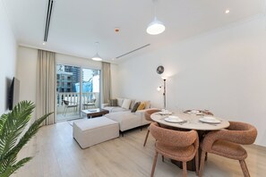 เอ็กซ์คลูซีฟอพาร์ทเมนท์, เตียงคิงไซส์ 1 เตียง, เครื่องปรับอากาศ, วิวสระว่ายน้ำ | ภายใน