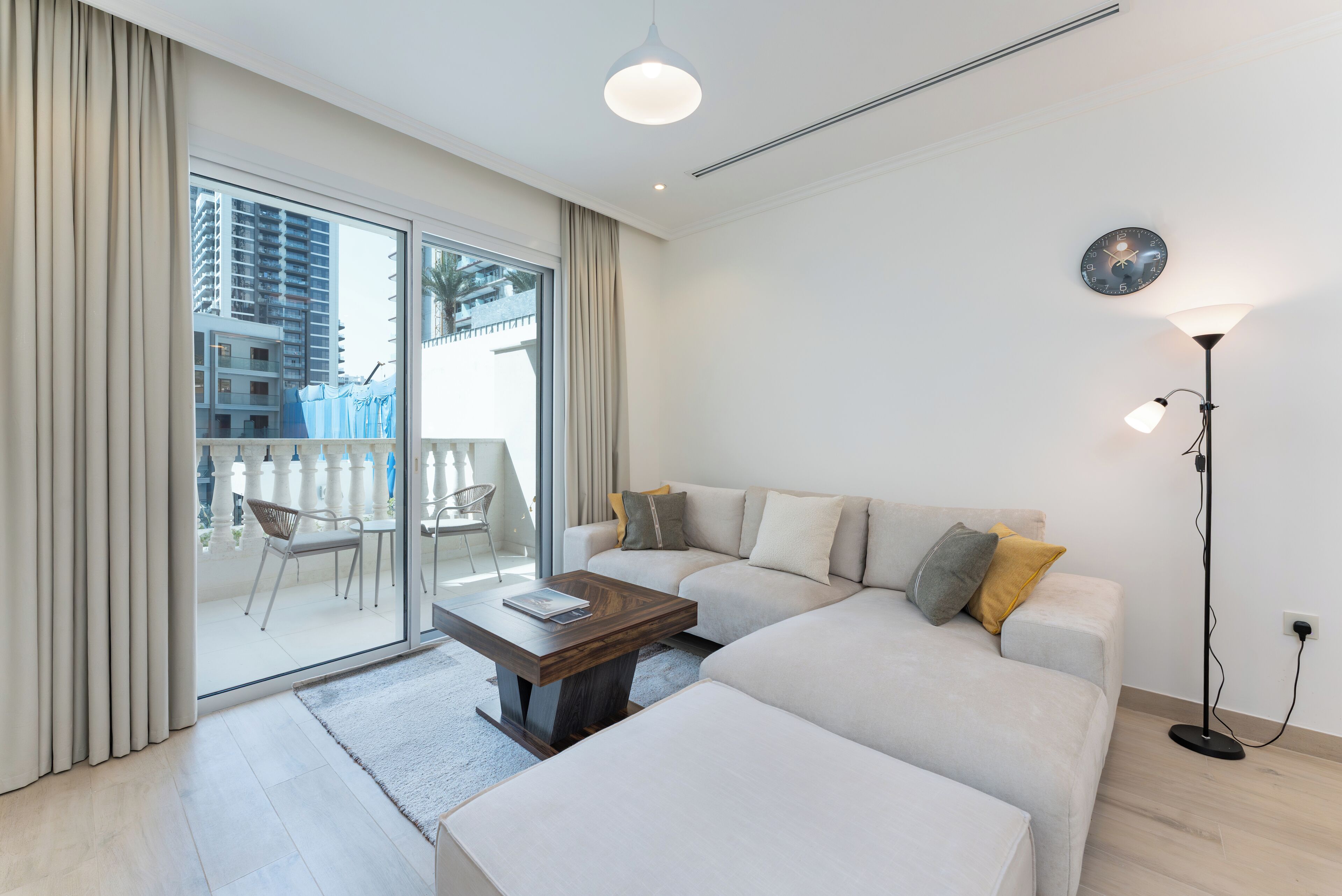 Exclusive Apartment, 1 King Bed, Air conditioning, Pool View | Living area