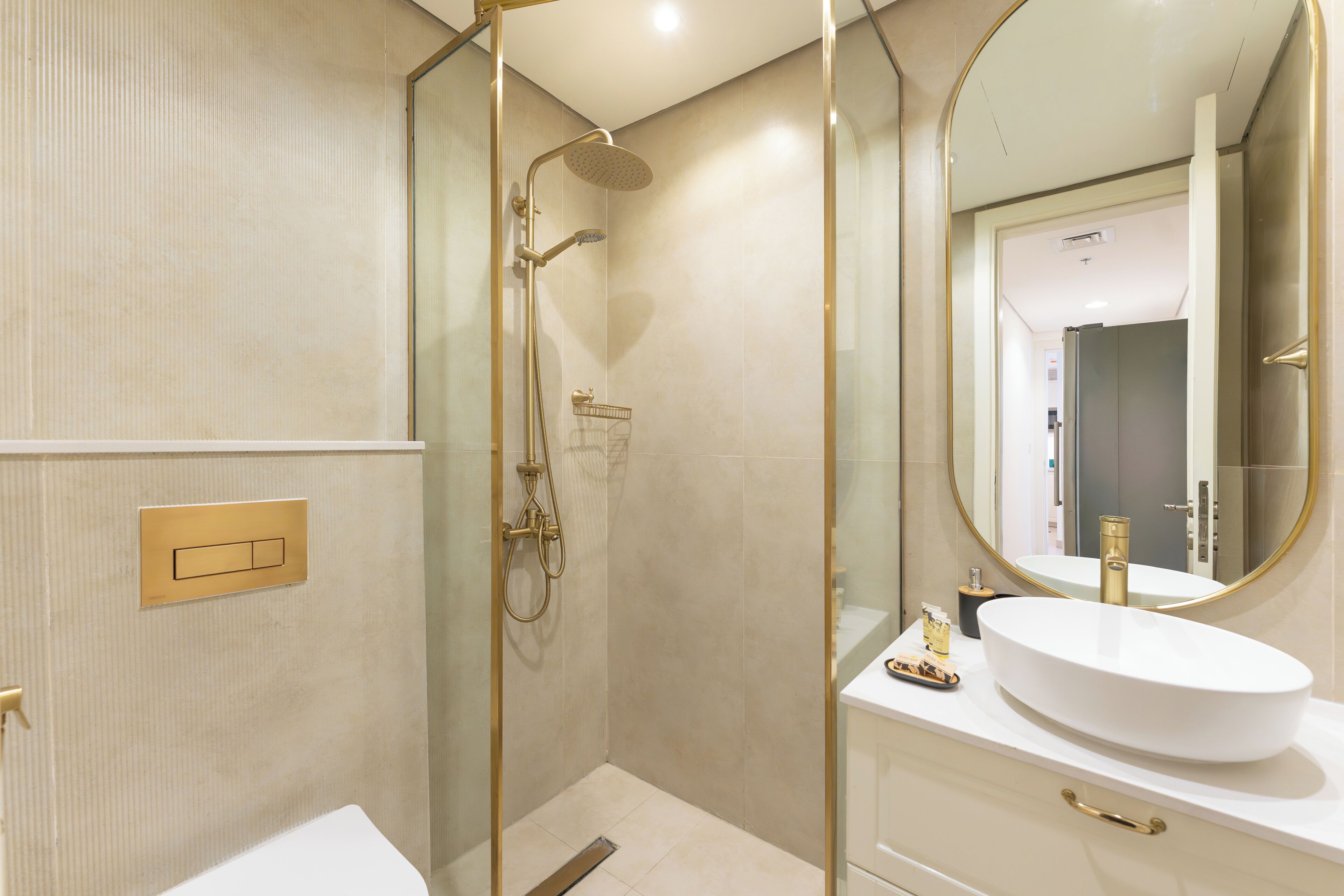 Exclusive Apartment, 1 King Bed, Air conditioning, Pool View | Bathroom | Shower, hair dryer, slippers, towels