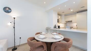 Exclusive Apartment, 1 King Bed, Air conditioning, Pool View | Dining